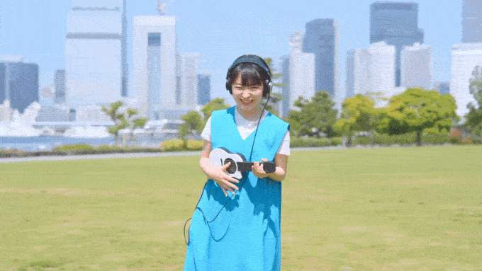 Strummoを演奏する女性